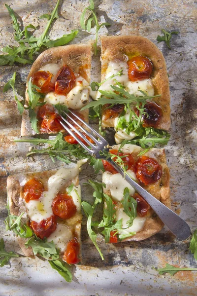 Pizza with tomato and arugula — Stock Photo, Image