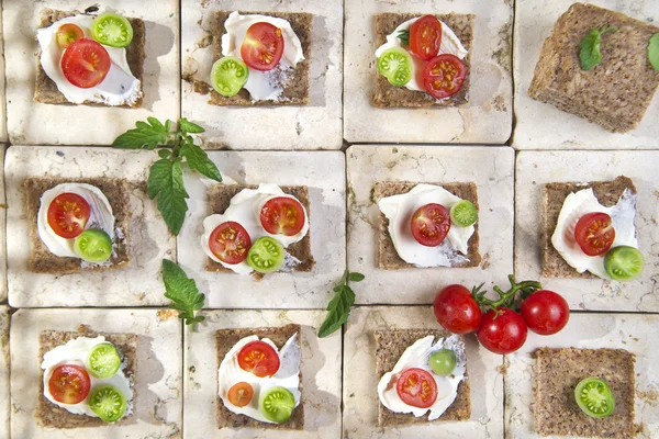 Felie de pâine integrală de grâu și roșii cherry — Fotografie, imagine de stoc