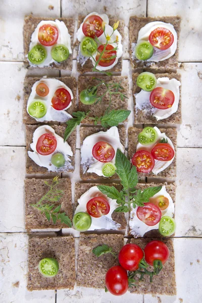 Segment van volkoren brood en cherry tomaten — Stockfoto