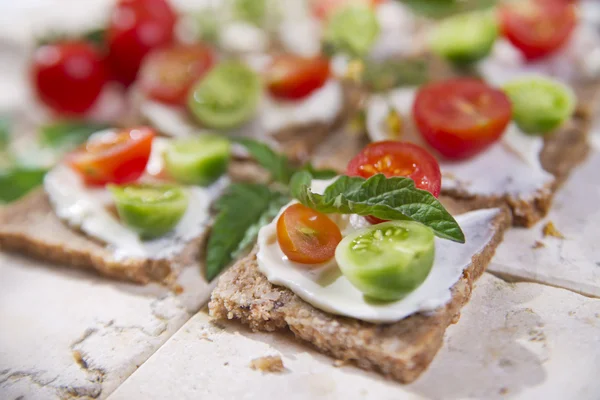 Skiva fullkornsbröd och körsbärstomater — Stockfoto