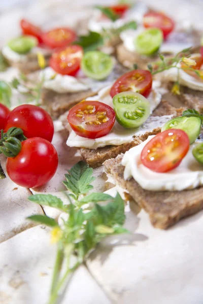 Slice of whole wheat bread and cherry tomatoes — Stock Photo, Image