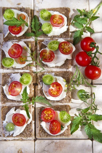 Slice of whole wheat bread and cherry tomatoes — Stock Photo, Image