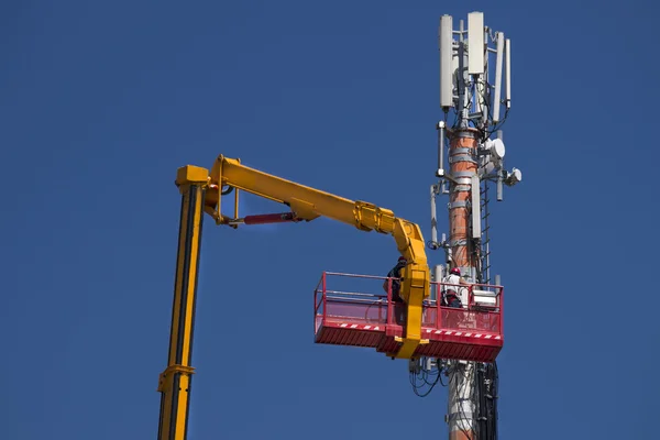 Onderhoud aan een antenne voor communicatie — Stockfoto
