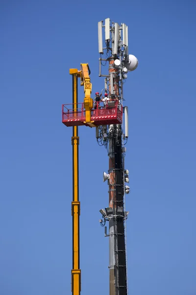 Техническое обслуживание антенны для связи — стоковое фото