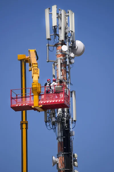 Техническое обслуживание антенны для связи — стоковое фото