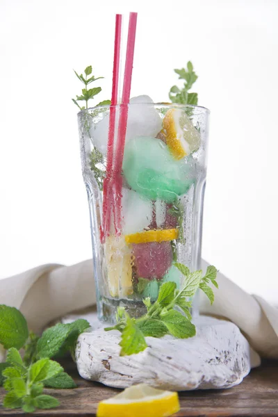 ミントから作られた飲み物のガラス — ストック写真