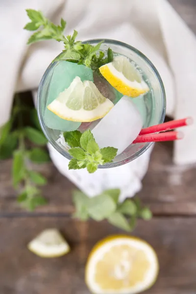 Vaso de bebida hecho de menta — Foto de Stock