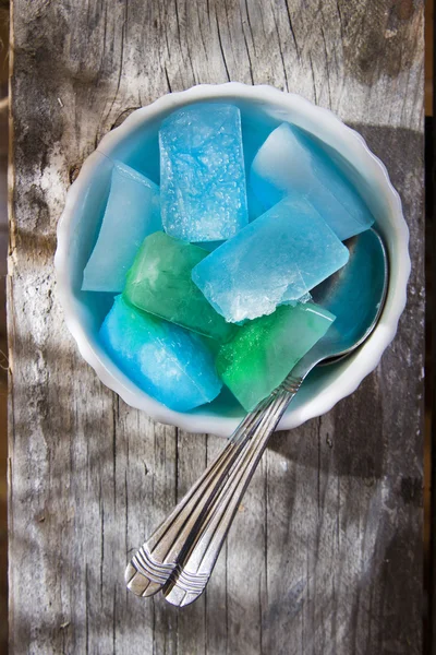 Cuenco de cubos de hielo de colores —  Fotos de Stock