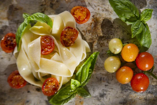 Nido de pasta con albahaca y tomate — Foto de Stock