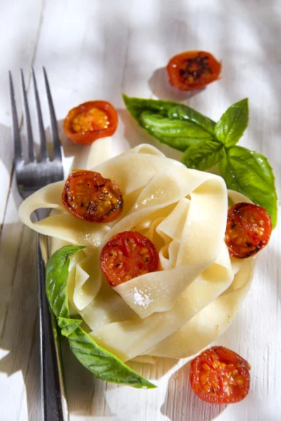 Nido de pasta con albahaca y tomate — Foto de Stock