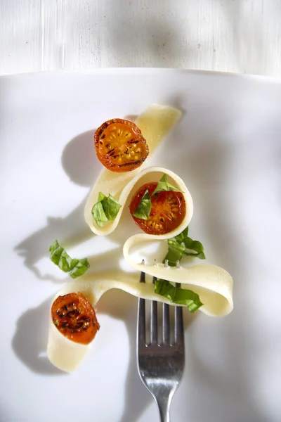 Pappardelle pasta con albahaca y tomate — Foto de Stock