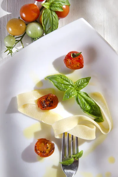 Pappardelle mit Basilikum und Tomaten — Stockfoto