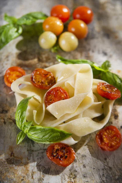 Nido de pasta con albahaca y tomate — Foto de Stock