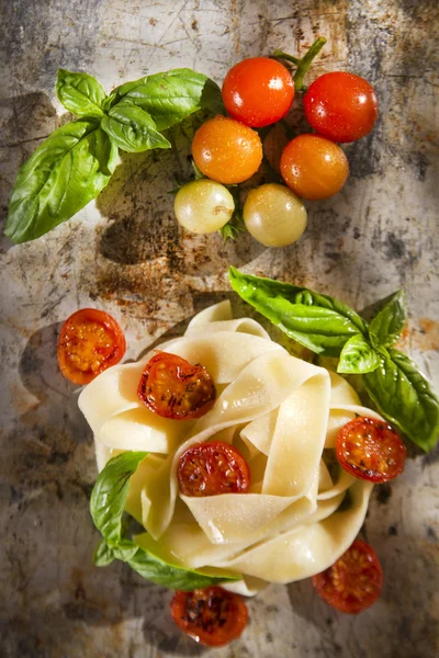 Nido de pasta con albahaca y tomate — Foto de Stock