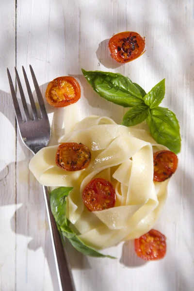 Nudelnest mit Basilikum und Tomaten — Stockfoto