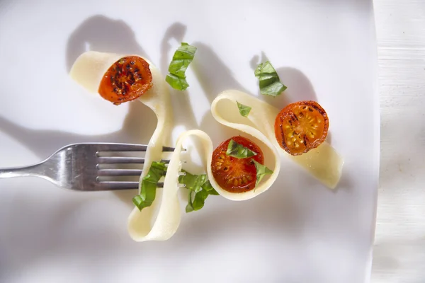 Pappardelle pasta with basil and tomato — Stock Photo, Image