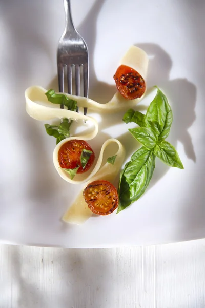 Pappardelle pasta with basil and tomato — Stock Photo, Image