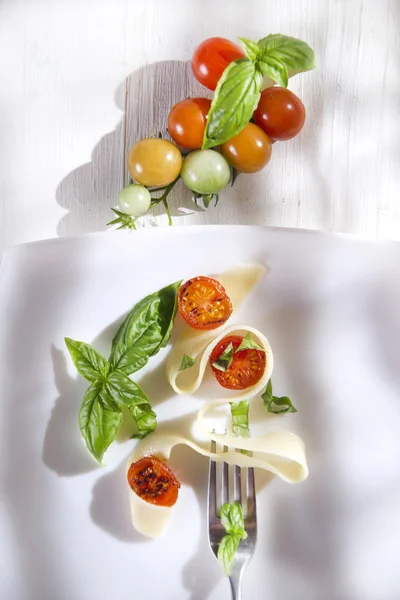 Pappardelle massas com manjericão e tomate — Fotografia de Stock