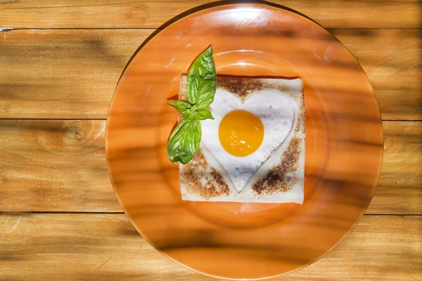 Завтрак с тостами и яйцами — стоковое фото