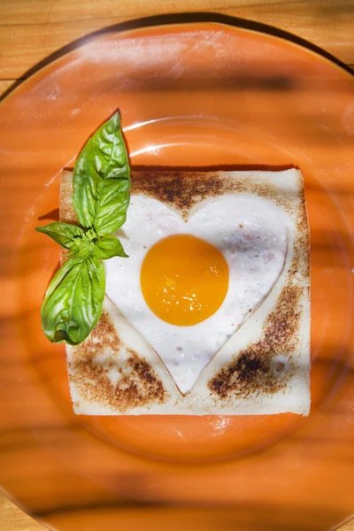 Завтрак с тостами и яйцами — стоковое фото