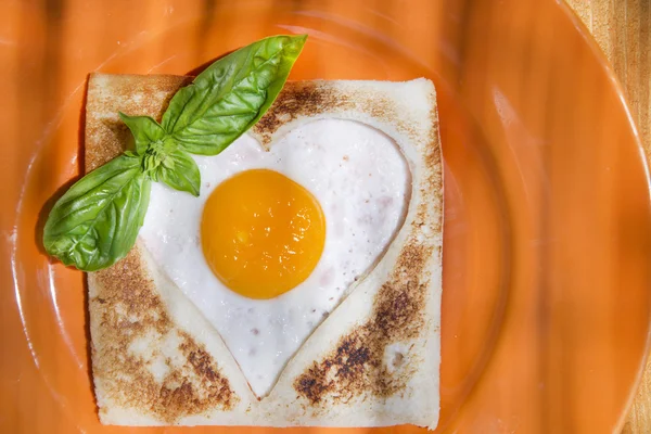 Pequeno-almoço com torradas e ovos — Fotografia de Stock