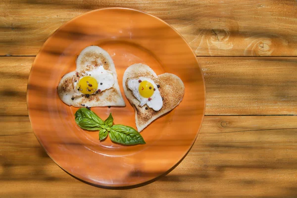 Ontbijt met toast en eieren — Stockfoto