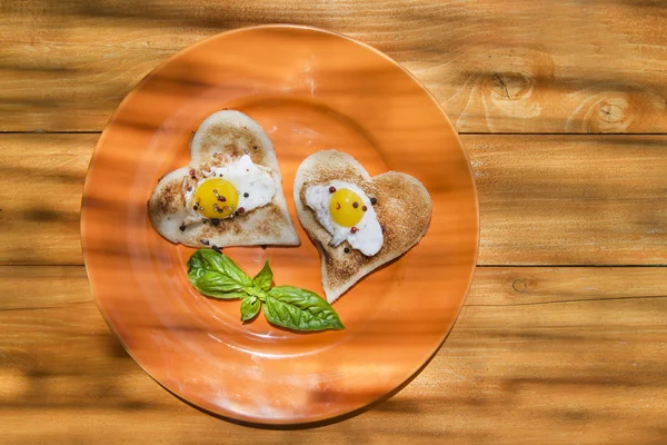 Pequeno-almoço com torradas e ovos — Fotografia de Stock