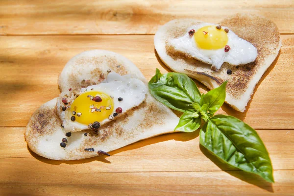 Frukost med rostat bröd och ägg — Stockfoto