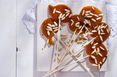 çıtır şeker ve kurutulmuş meyve 