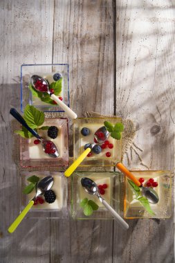 Panna cotta çilek ile 