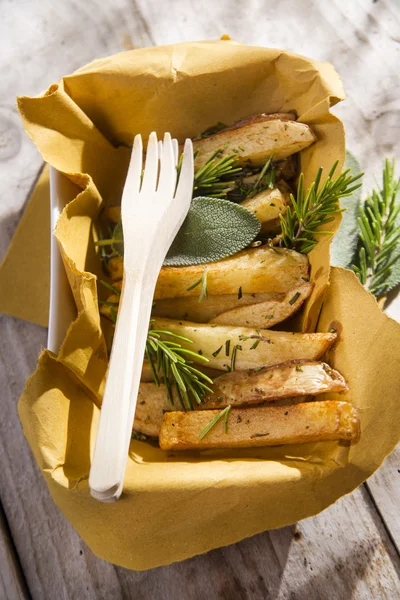 Tallrik med pommes frites — Stockfoto