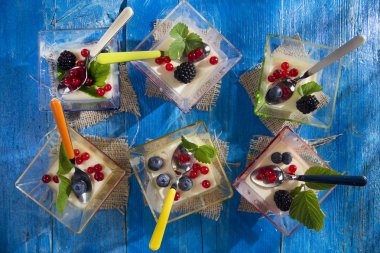 Panna cotta çilek ile 