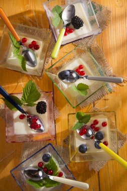 Panna cotta çilek ile 