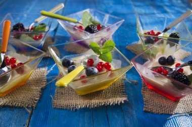 Panna cotta çilek ile 