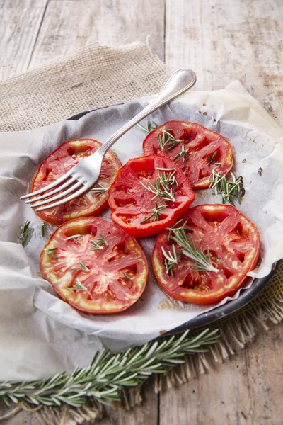 Segmenten van geroosterde tomaten — Stockfoto