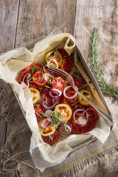 片烤的西红柿和洋葱 — 图库照片