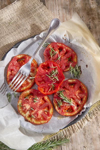 Scheiben von gerösteten Tomaten — Stockfoto