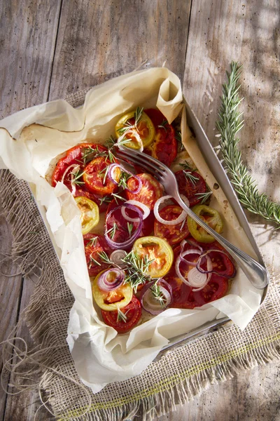 Segmenten van geroosterde tomaten en uien — Stockfoto