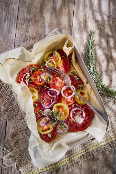 Slices of roasted tomatoes and onions — Stock Photo, Image