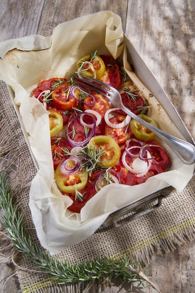 Segmenten van geroosterde tomaten en uien — Stockfoto