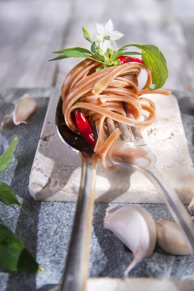 Спагетти с чесноком, маслом и чили — стоковое фото