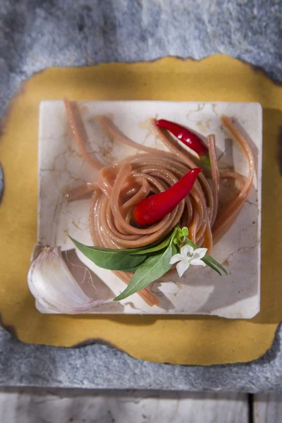 Spagetti, fokhagyma, olaj- és chili — Stock Fotó