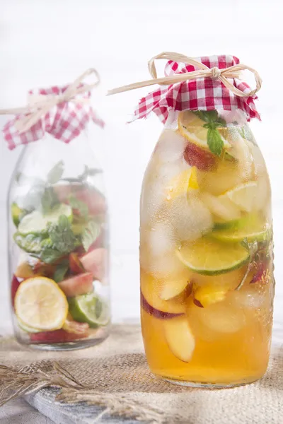 Infusão de chá de pêssego e limão — Fotografia de Stock