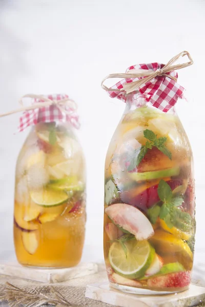 Infusion av te persika och citron — Stockfoto