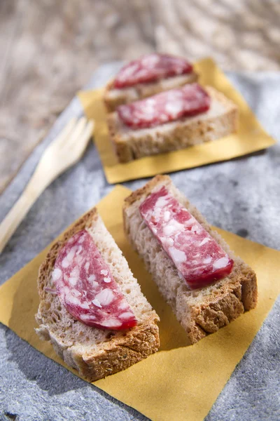 Bröd och salami — Stockfoto