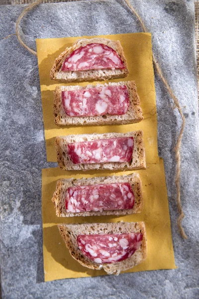 Bröd och salami — Stockfoto