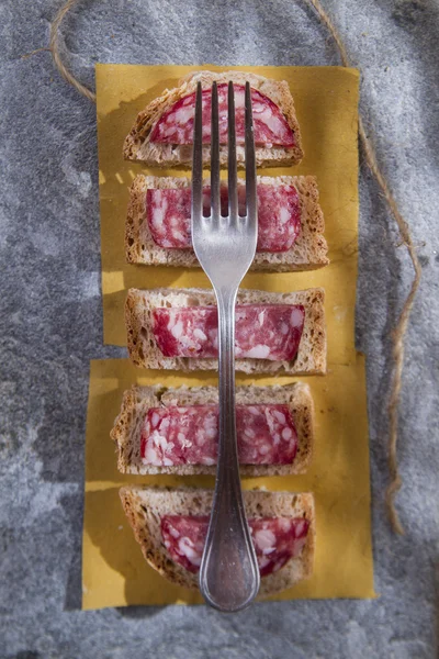 Bröd och salami — Stockfoto