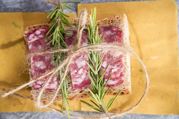 Brot und Salami — Stockfoto