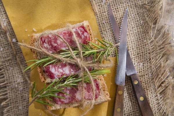 Bröd och salami — Stockfoto