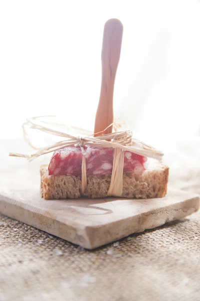 Bröd och salami — Stockfoto